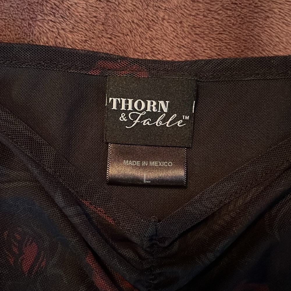 Hot Topic Rose Top - Picture 2 of 5